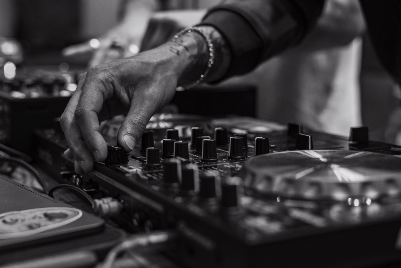 Geste d’un DJ sur une table de mixage